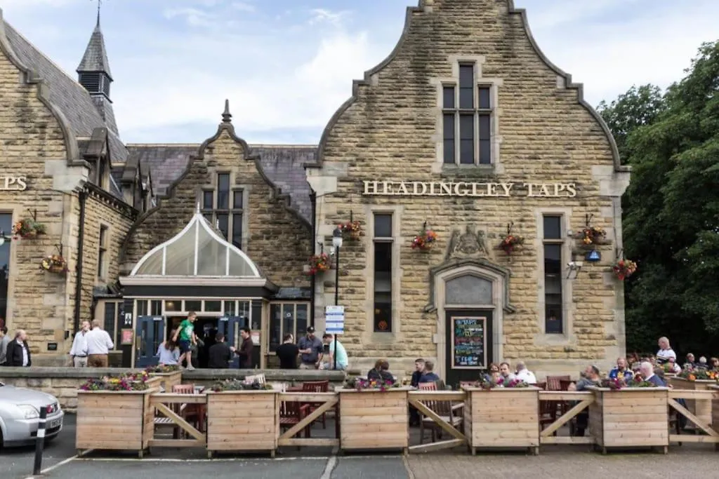 Home Away From Home In Headingley With Gated Drive 리즈 0*,